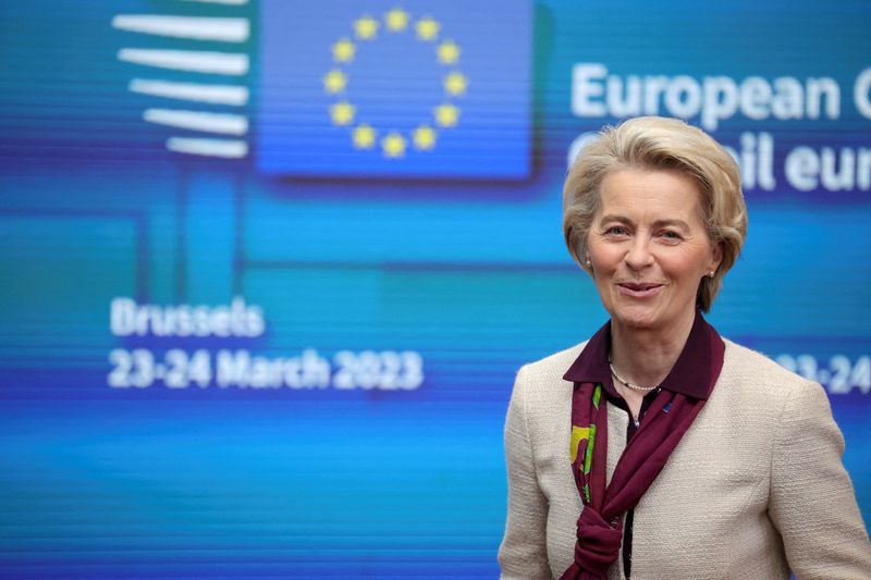 &copy; Reuters. رئيسة المفوضية الأوروبية أورسولا فون دير لاين لدى مغادرتها عقب قمة للاتحاد الأوروبي في بروكسل يوم 24 مارس آذار 2023. صورة لرويترز من ممثل لوكال