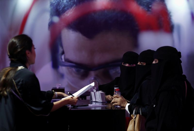 &copy; Reuters. FILE PHOTO: Saudi job seekers talk to a company representative at Glowork Women's Career Fair in Riyadh, Saudi Arabia October 2, 2018. REUTERS/Faisal Al Nasser