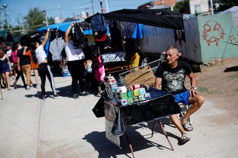 &copy; Reuters. Jorge Pedro Armoa, 67, em sua barraca onde vende cremes medicinais, chinelos e mel
26/03/2023. REUTERS/Agustin Marcarian