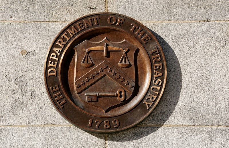&copy; Reuters. FOTO DE ARCHIVO: Un sello de bronce para el Departamento del Tesoro se muestra en el edificio del Tesoro de Estados Unidos en Washington