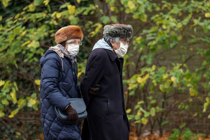 &copy; Reuters. Pensionados usan mascarillas durante el confinamiento en Londres por el COVID-19, Gran Bretaña, 21 noviembre del 2020.    REUTERS/Kevin Coombs