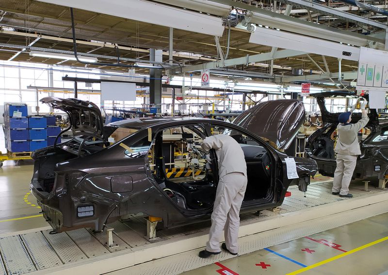 &copy; Reuters. FILE PHOTO: Employees work at the assembly line of the LADA Izhevsk automobile plant, part of the Avtovaz Group, in Izhevsk, Russia February 22, 2022. REUTERS/Gleb Stolyarov