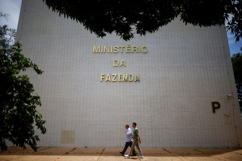 &copy; Reuters. FOTO DE ARCHIVO: Gente camina cerca del edificio del Ministerio de Hacienda en Brasilia