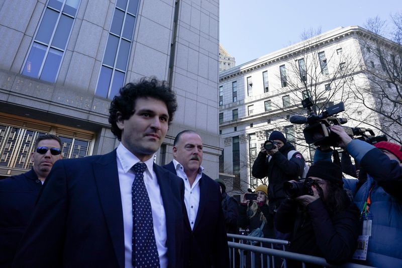 © Reuters. Former FTX Chief Executive Sam Bankman-Fried, who faces fraud charges over the collapse of the bankrupt cryptocurrency exchange, walks outside the Manhattan federal court in New York City, U.S. March 30, 2023. REUTERS/David Dee Delgado