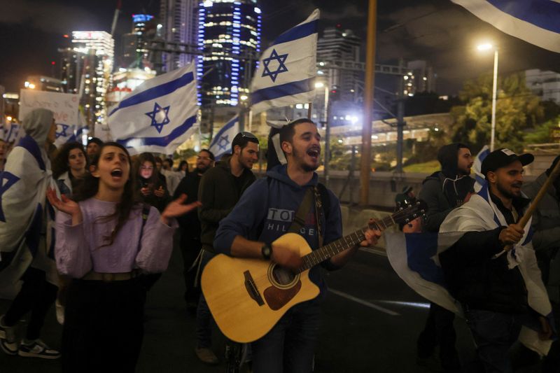 &copy; Reuters. إسرائيليون مناصرون لنتنياهو خلال مظاهرة مؤيدة للتعديلات القضائية في تل أبيب يوم الخميس. تصوير: نير إلياس - رويترز. 