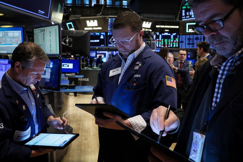 &copy; Reuters. متعاملون خلال التداول في بورصة نيويورك يوم الخميس. تصوير: بريندان ماكدرميد - رويترز.

