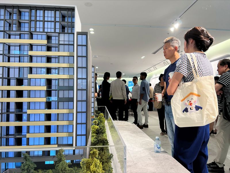 &copy; Reuters. FILE PHOTO: Two buyers look at models of apartments on sale at The Parkside, in Macquarie Park, Sydney, Australia, February 25, 2023. REUTERS/Stella Qiu