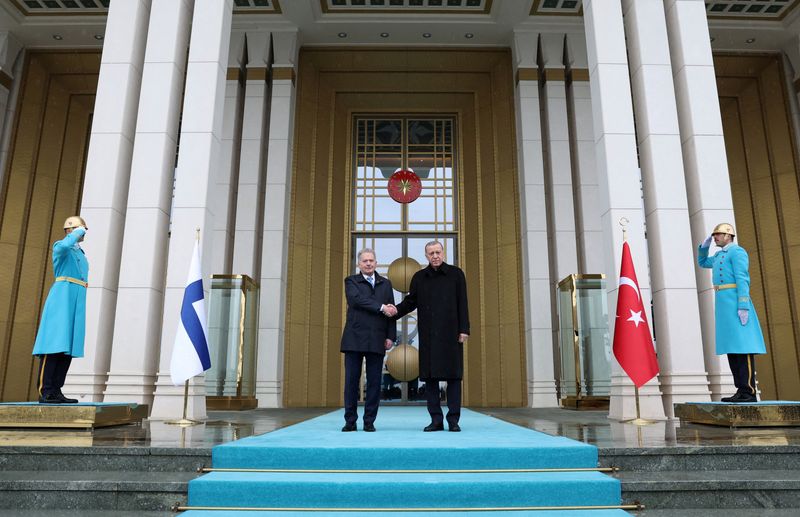 © Reuters. FILE PHOTO: Turkey's President Tayyip Erdogan and Finland’s President Sauli Niinisto shake hands during a welcoming ceremony in Ankara, Turkey March 17, 2023. Murat Cetinmuhurdar/Presidential Press Office/Handout via REUTERS 