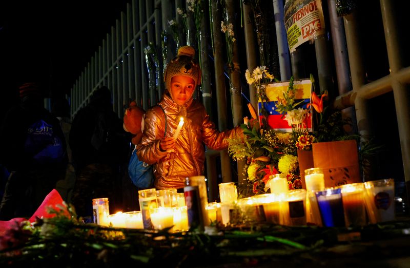 © Reuters. Fatima Pavon, 12, a migrant girl from Venezuela take part in a vigil outside the office of the National Institute of Migration (INM) in memory of the victims of a fire that broke out late on Monday at a migrant detention center, in Ciudad Juarez, Mexico, March 28, 2023. REUTERS/Jose Luis Gonzalez