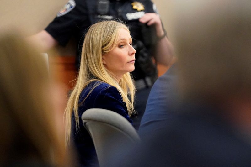&copy; Reuters. Gwyneth Paltrow observa a su abogado mientras emite una objeción en los argumentos de cierre durante un juicio en su contra en Park City, Utah. Marzo 30, 2023. Rick Bowmer/Pool via REUTERS