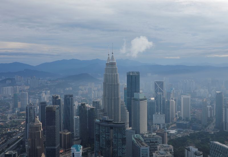 © Reuters. FILE PHOTO: A general view of city skyline including Malaysia's landmark Petronas Twin Towers in Kuala Lumpur, Malaysia February 3, 2023. REUTERS/Hasnoor Hussain