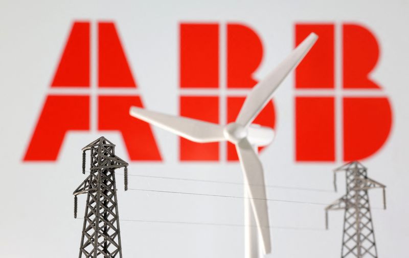 &copy; Reuters. FOTO DE ARCHIVO. Imagen de ilustración de miniaturas de molino de viento y poste eléctrico delante del logo de ABB Energy Industries
