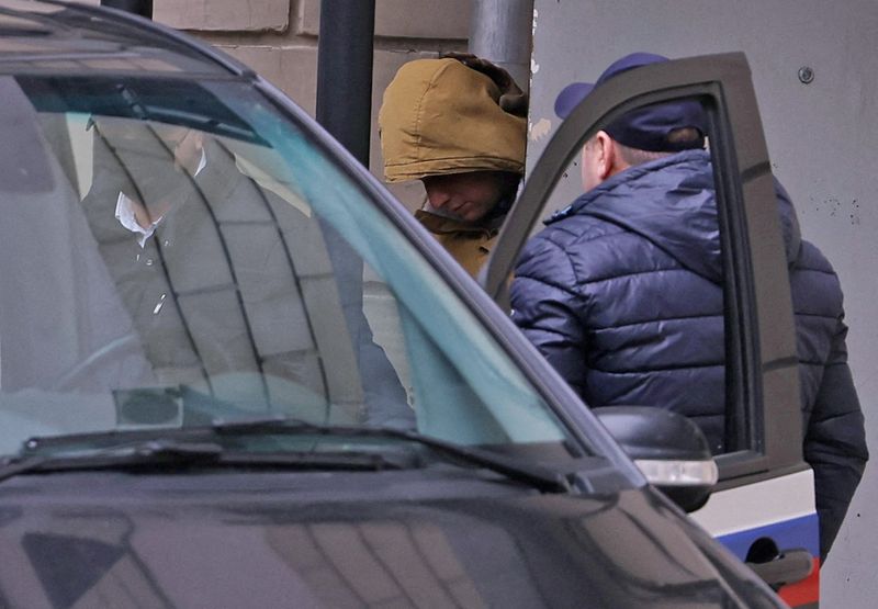 &copy; Reuters. El reportero del diario estadounidense The Wall Street Journal Evan Gershkovich, detenido bajo sospecha de espionaje, sale de un edificio judicial en Moscú, Rusia, el 30 de marzo de 2023. REUTERS/Evgenia Novozhenina