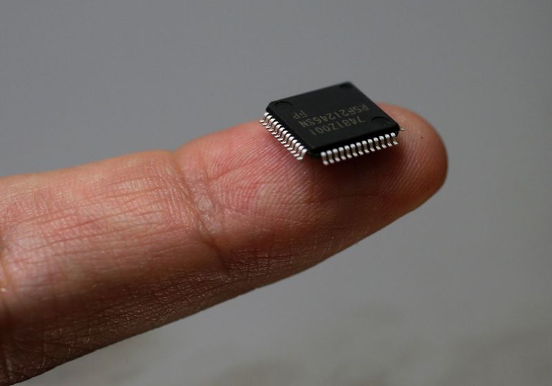© Reuters. FILE PHOTO: A Renesas Electronics Corp microcontroller chip sits on a finger in this illustrative photograph taken in Tokyo May 24, 2012. REUTERS/Kim Kyung-Hoon