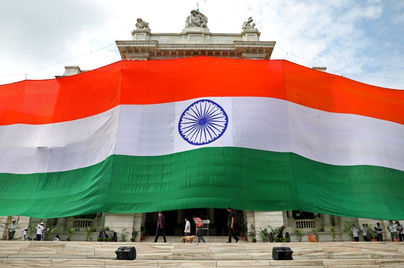 &copy; Reuters. FILE PHOTO: Police officers use their sniffer dog to scan the steps as a giant flag is installed on a part of the historic Victoria Memorial monument during India's Independence Day celebrations in Kolkata, India, August 15, 2021. REUTERS/Rupak De Chowdhu