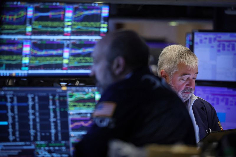 &copy; Reuters. Traders work on the floor of the New York Stock Exchange (NYSE) in New York City, U.S., March 30, 2023.  REUTERS/Brendan McDermid