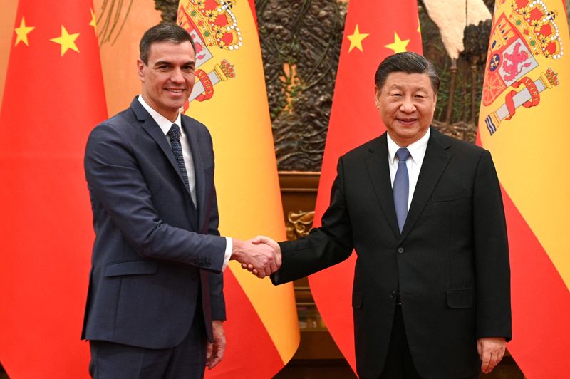 &copy; Reuters. Chinese President Xi Jinping and Spanish Prime Minister Pedro Sanchez shake hands in Beijing, China, March 31, 2023. Moncloa Palace/Borja Puig de la Bellacasa/Handout via REUTERS