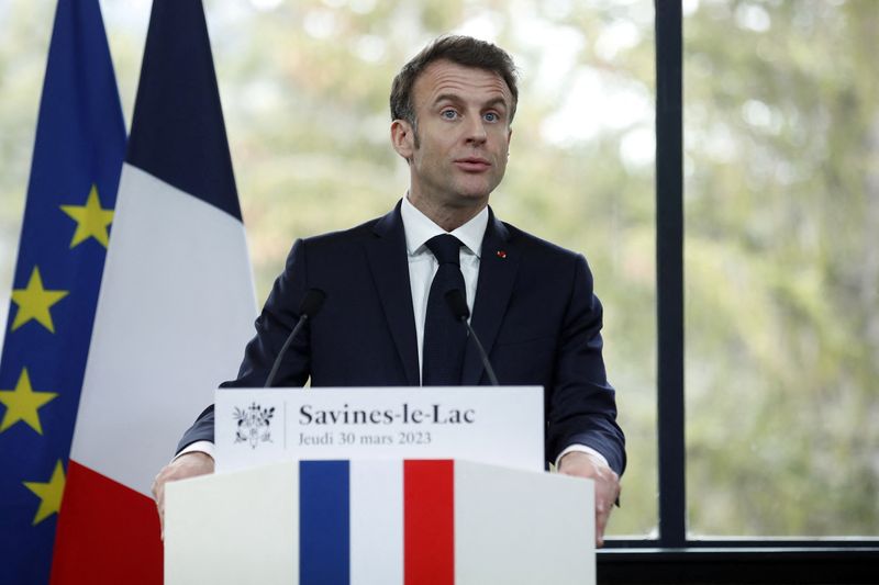 El cuestionado Macron viaja a China y deja atrás un París en llamas