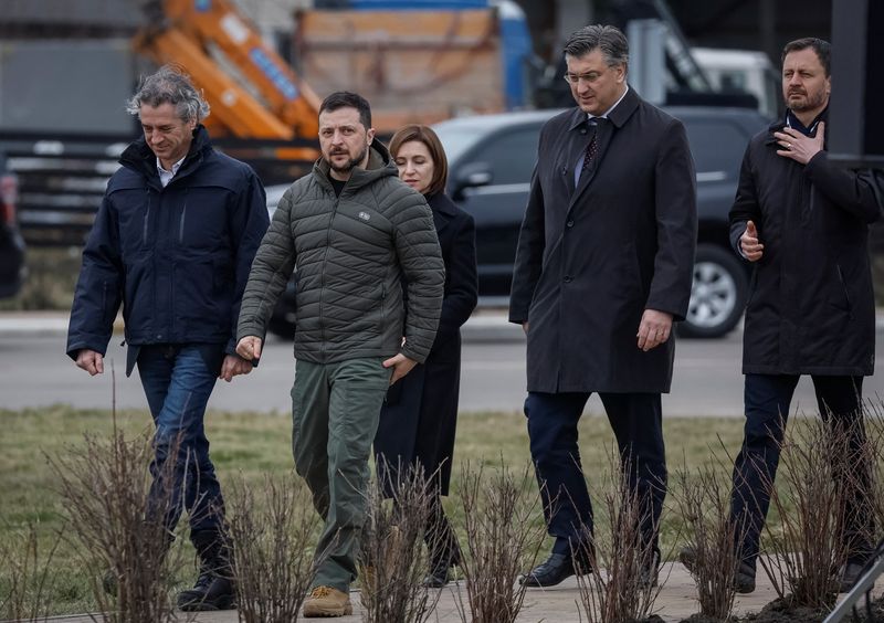 © Reuters. Slovenia's Prime Minister Robert Golob, Ukraine's President Volodymyr Zelenskiy, Moldovan President Maia Sandu, Croatian Prime Minister Andrej Plenkovic and Slovakian Prime Minister Eduard Heger arrive to a ceremony to marked the first anniversary of liberation the town of Bucha, as Russia's invasion of Ukraine continues, outside Kyiv, Ukraine March 31, 2023. REUTERS/Gleb Garanich