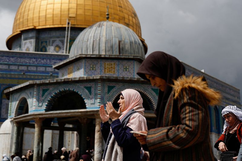 &copy; Reuters. مسلمات يؤدين الصلاة في ثاني جمعة من رمضان في حرم المسجد الأقصى في القدس القديمة. تصوير: عمار عوض - رويترز 