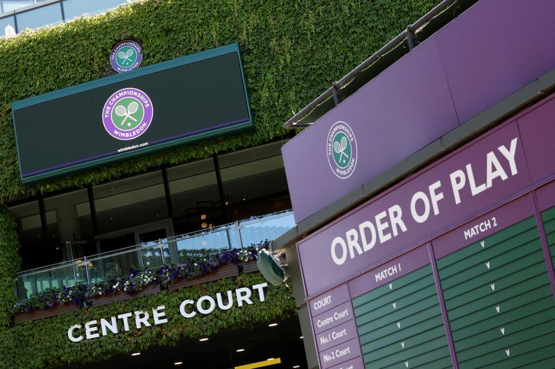 © Reuters. FILE PHOTO: Tennis - Wimbledon Preview - All England Lawn Tennis and Croquet Club, London, Britain - June 22, 2022 General view of centre court ahead of Wimbledon REUTERS/Paul Childs