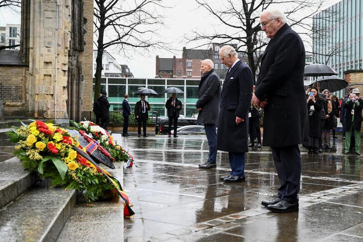 Rey Carlos rinde homenaje en Alemania a víctimas de bombardeos aliados de la II Guerra Mundial