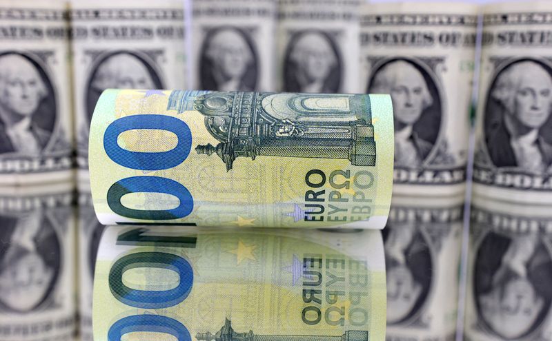 © Reuters. FILE PHOTO: U.S. Dollar and Euro banknotes are seen in this illustration taken July 17, 2022. REUTERS/Dado Ruvic/Illustration