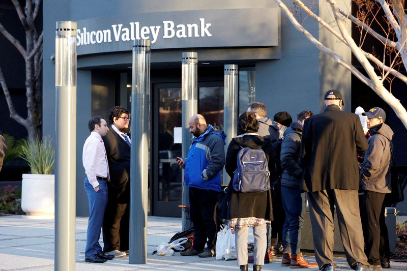 &copy; Reuters. FILE PHOTO: FDIC representatives Luis Mayorga and Igor Fayermark speak with customers outside of the Silicon Valley Bank headquarters in Santa Clara, California, U.S. March 13, 2023. REUTERS/Brittany Hosea-Small