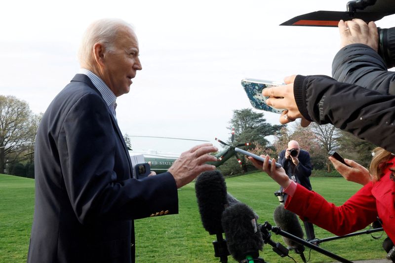 &copy; Reuters. Members of the media ask questions to U.S. President Joe Biden as he walks to the Marine One helicopter to depart for travel to Mississippi to view tornado damage, from the White House in Washington, U.S., March 31, 2023. REUTERS/Jonathan Ernst