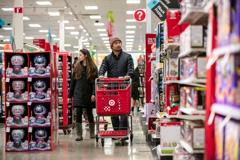 &copy; Reuters. FILE PHOTO: People shop at a Target store in Chicago, Illinois, U.S., November 25, 2022. REUTERS/Jim Vondruska