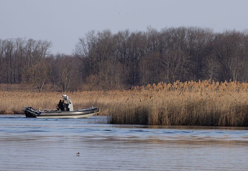 &copy; Reuters. Police search the marshland where bodies were found in Akwesasne, Quebec, Canada March 31, 2023.  REUTERS/Christinne Muschi