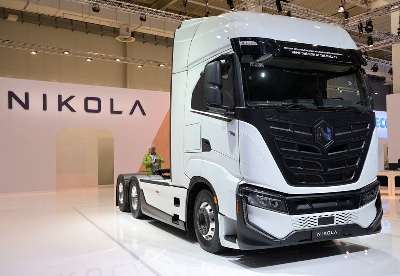 &copy; Reuters. FILE PHOTO: A member of the media stands behind a hydrogen-powered Artic truck at the booth of U.S. truckmaker Nikola at the IAA Transportation fair, which will open its doors to the public on September 20, 2022, in Hanover, Germany, September 19, 2022. R