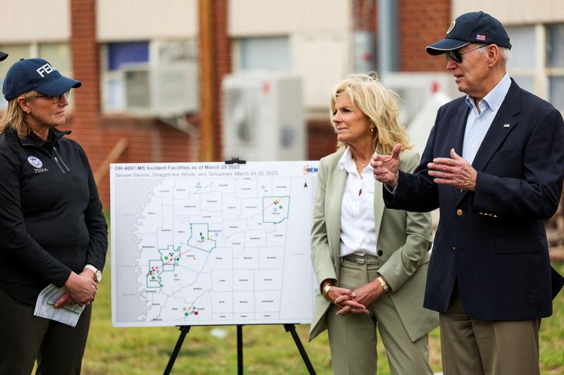 © Reuters. U.S. President Joe Biden talks as first lady Jill Biden looks on while they get the briefing from officials following the deadly weekend tornadoes and storms, in South Delta Elementary School, Rolling Fork, Mississippi, U.S., March 31, 2023. REUTERS/Tom Brenner