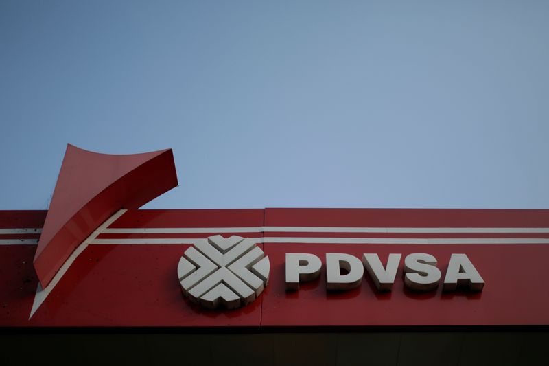 &copy; Reuters. FOTO DE ARCHIVO: El logo corporativo de la petrolera estatal PDVSA se ve en una gasolinera en Caracas, Venezuela 12 de abril de 2017. REUTERS/Marco Bello/Archivo