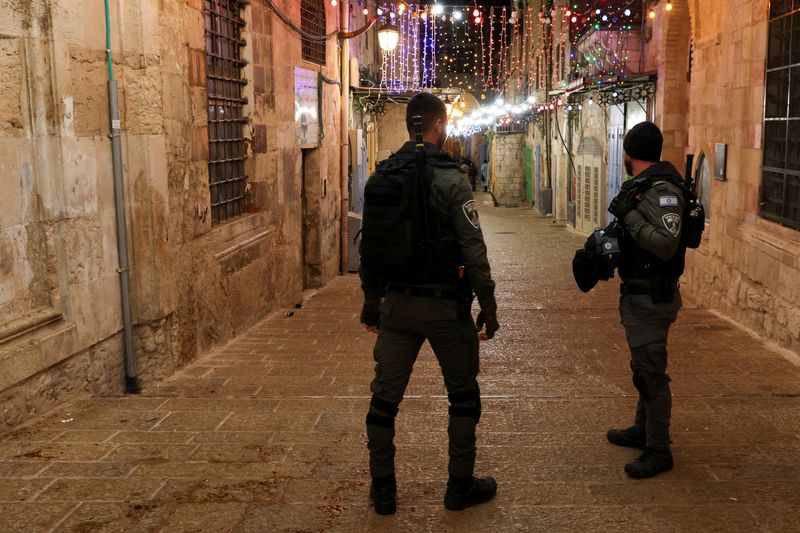 &copy; Reuters. فردان من الشرطة الإسرائيلية يقومان بالحراسة بالقرب من موقع حادث أمني في البلدة القديمة بالقدس يوم السبت. تصوير: عمار عوض - رويترز.