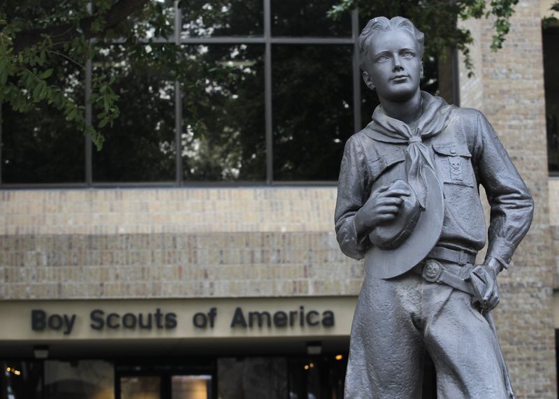 © Reuters. FILE PHOTO: The statue of a scout stands in the entrance to Boy Scouts of America headquarters in Irving, Texas, February 5, 2013. REUTERS/Tim Sharp