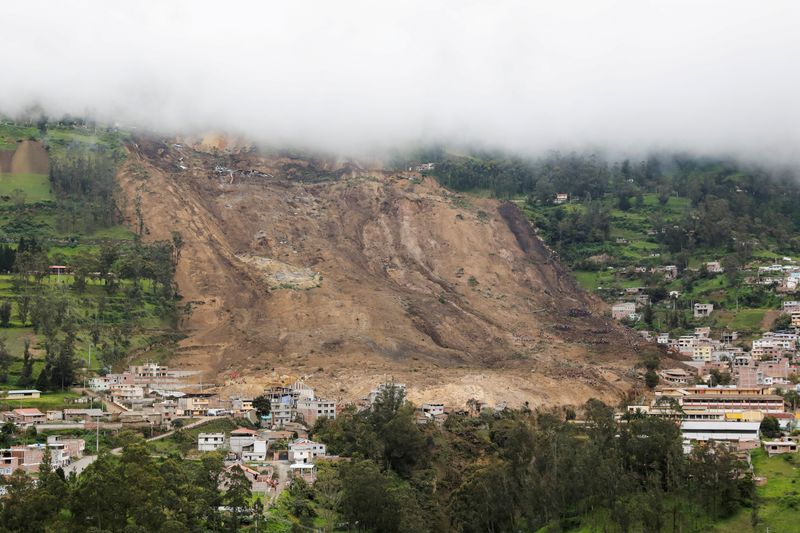 &copy; Reuters. موقع الانهيار الأرضي الناجم عن هطول أمطار غزيرة في مدينة ألوسي بالإكوادور يوم 28 مارس آذار 2023. تصوير: تصوير: كارين تورو - رويترز.