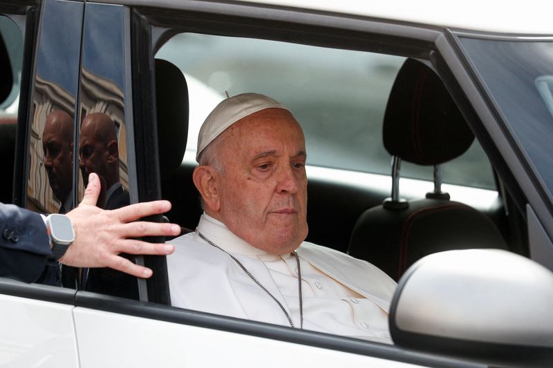 © Reuters. Pope Francis rides in a car near the Vatican after having been discharged from Gemelli hospital in Rome, Italy, April 1, 2023. REUTERS/Guglielmo Mangiapane