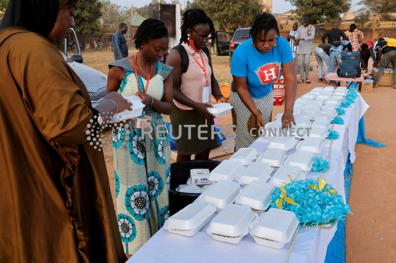 © Reuters. إفطار جماعي للمسلمين والمسيحيين في بوركينا فاسو يوم 31 مارس آذار 2023. تصوير: يمبابو أوبا - رويترز. صورة يحظر الاحتفاظ بها في الأرشيف أو إعادة نشرها.
