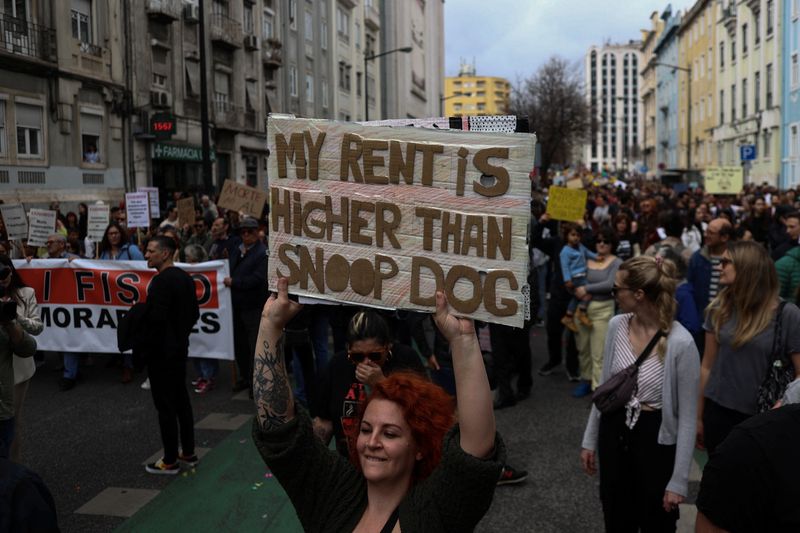 Miles de personas protestan en Portugal por crisis de la vivienda