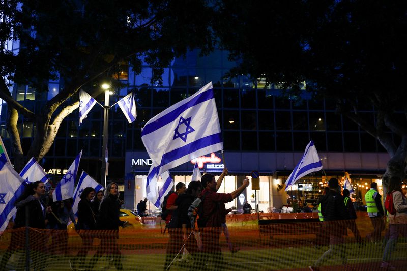 Israeli protests over judicial overhaul continue despite Netanyahu's pause