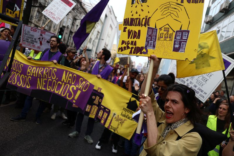 &copy; Reuters. أشخاص يرددون شعارات خلال مظاهرة يوم السبت تطالب بحقهم في الحصول على إسكان ذي سعر مناسب في العاصمة البرتغالية لشبونة. تصوير : بيدرو نونيز - رو