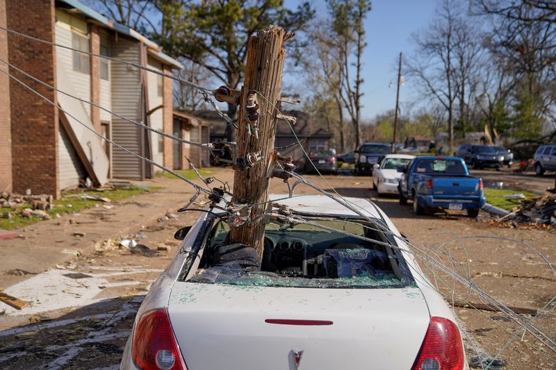 &copy; Reuters. Una vista de un vehículo empalado por un poste telefónico después de un tornado, luego de que un monstruoso sistema de tormentas azotara el sur y el medio oeste el viernes, en Wynne, Arkansas, EEUU, 1 de abril de 2023. REUTERS/Cheney Orr