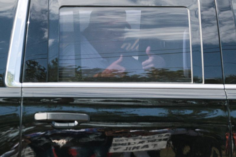 © Reuters. Former U.S. President Donald Trump gestures from his motorcade as he leaves his Trump International Golf Club after his indictment by a Manhattan grand jury following a probe into hush money paid to porn star Stormy Daniels, in West Palm Beach, Florida, U.S., April 1, 2023.REUTERS/Ricardo Arduengo