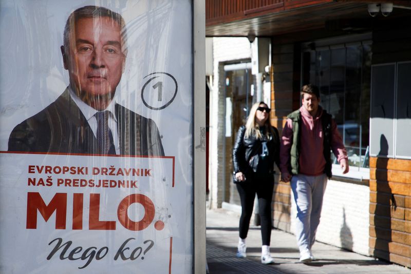 &copy; Reuters. صورة الرئيس المنتهية ولايته ميلو ديوكانوفيتش في فترة ما قبل الانتخابات في بودجوريكا في الجبل الأسود يوم 30 مارس آذار 2023. تصوير: ستيفو فاسيليف