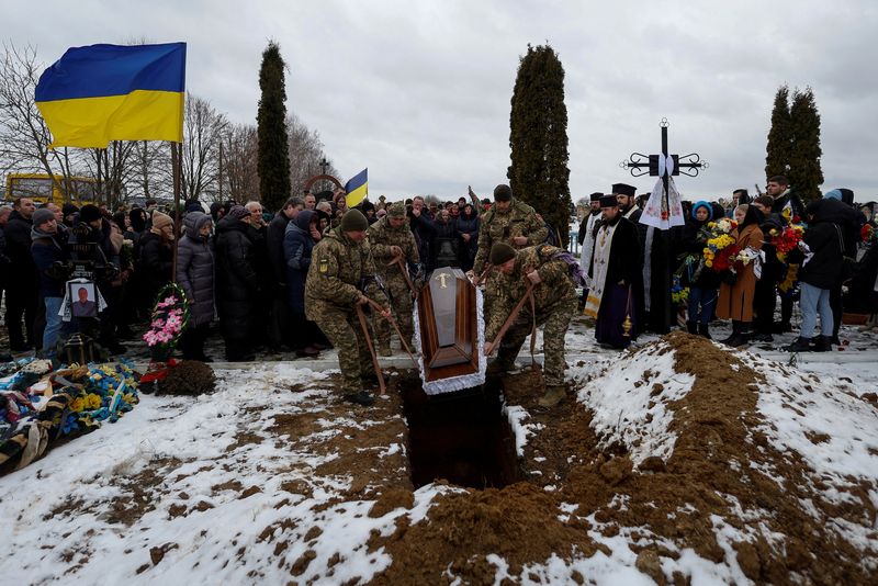 &copy; Reuters. جنود أوكرانيون ينزلون إلى القبر تابوت زميلهم الذي قُتل في قتال ضد القوات الروسية بالقرب من باخموت في الأول من فبراير شباط 2023. تصوير: فالنتين 