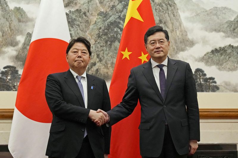 &copy; Reuters. وزير خارجية اليابان يوشيماسا هاياشي خلال لقاء نظيره الصيني تشين قانغ في بكين في صورة التقطتها وكالة كيودو اليابانية للأنباء يوم الأحد. صورة