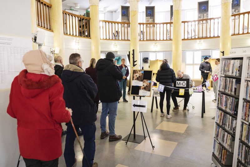 &copy; Reuters. يصطف مواطنون للإدلاء بأصواتهم في الانتخابات في 2 أبريل نيسان 2023. صورة لرويترز من وكالة الأنباء الفنلندية حصلت عليها من طرف ثالث ويحظر بيعها 