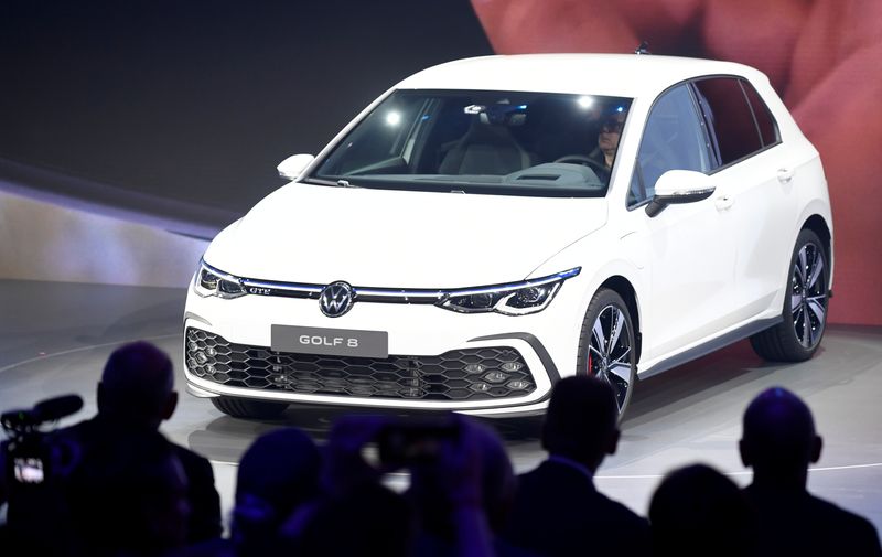 &copy; Reuters. FILE PHOTO: The new Volkswagen Golf 8 car is presented at the Volkswagen plant in Wolfsburg, Germany October 24, 2019. REUTERS/Fabian Bimmer