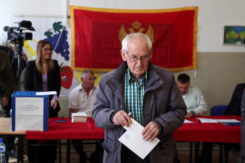 &copy; Reuters. A man prepares to vote at a polling station during the run-off presidential election in Podgorica, Montenegro, April 2, 2023. REUTERS/Marko Djurica